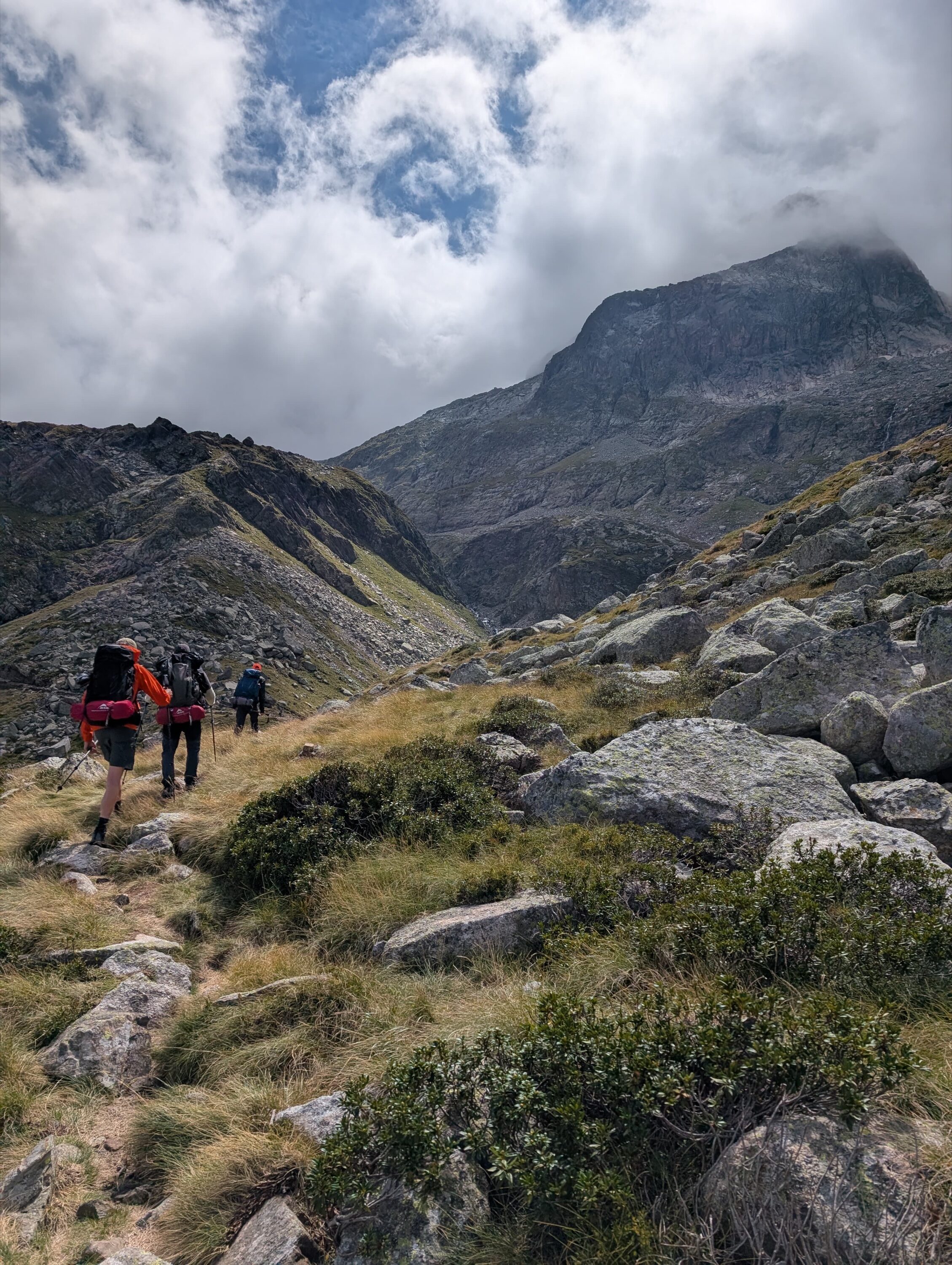 Torrent de montagne entre les rochers