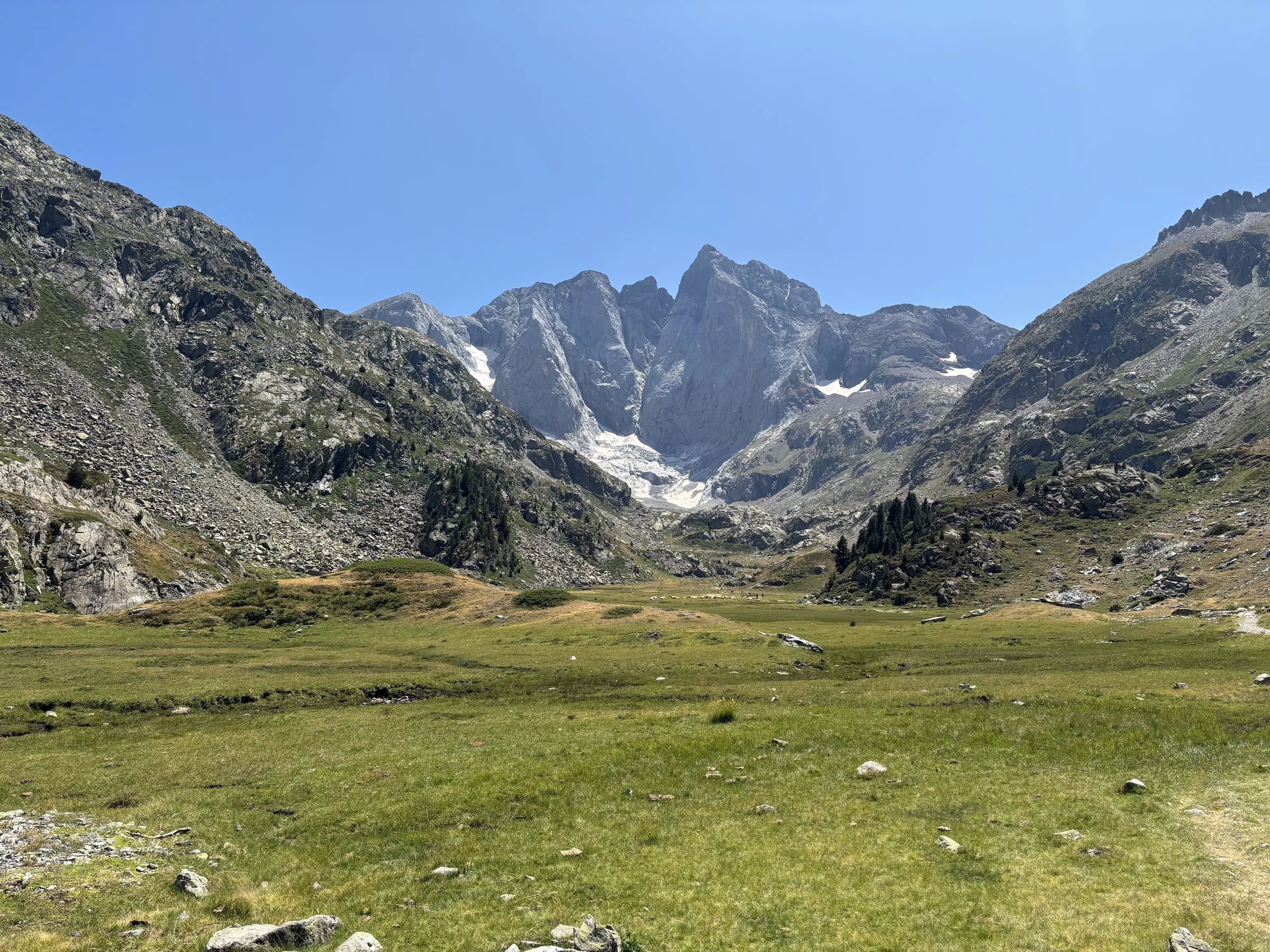 Cirque de montagne sous un ciel bleu